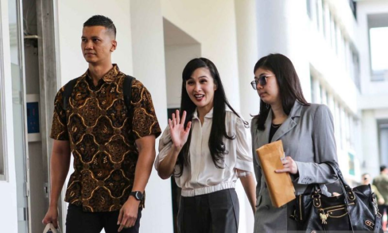 Artis Sandra Dewi (tengah) melambaikan tangan setibanya di Gedung Kejaksaan Agung RI, Jakarta, Kamis (4/4/2024). Foto: Antara