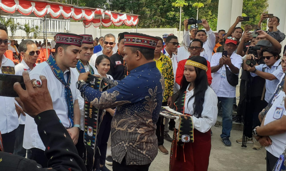 Mario-Richard Resmi Daftar sebagai Calon Bupati-Wakil Bupati di KPU Manggarai Barat