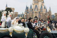 Momen resepsi pernikahan mewah pun digelar di Disneylad, Tokyo, pada Senin, 14 November 2016. Foto: Instagram Sandra Dewi
