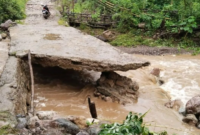 Jembatan At'enas di Desa Binafun yang menghubungkan Kabupaten Kupang dan Kabupaten Timor Tengah Selatan (TTS) di NTT putus karena banjir, Rabu (6/3/2024). Foto: Antara
