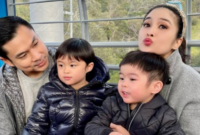Sandra Dewi dan suaminya, Harvey Moeis dan dua anak mereka. Foto: Instagram Sandra Dewi
