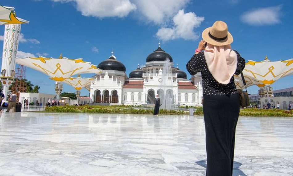 Hukum Mengunjungi Tempat Wisata dengan Patung bagi Umat Islam