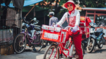 Fakta Miris di Balik Kerja sebagai Yakult Lady di Indonesia