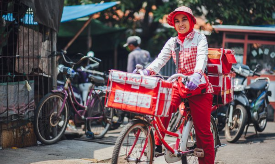 Fakta Miris di Balik Kerja sebagai Yakult Lady di Indonesia