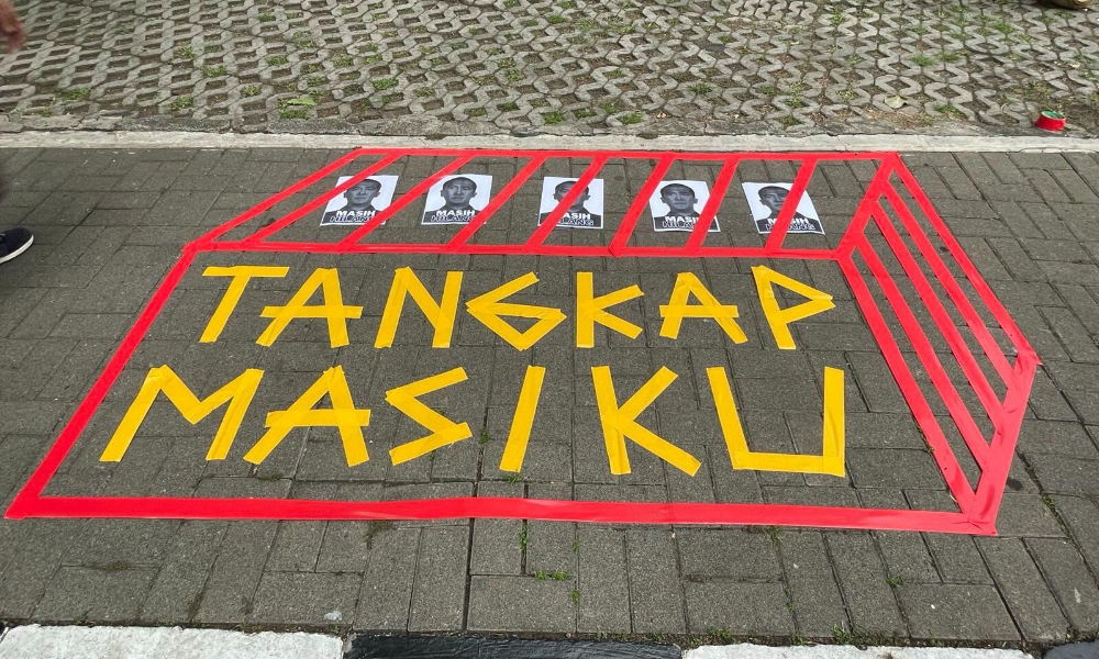 ICW Pakai Topeng Pimpinan KPK, 'Rayakan' 4 Tahun Harun Masiku Buron