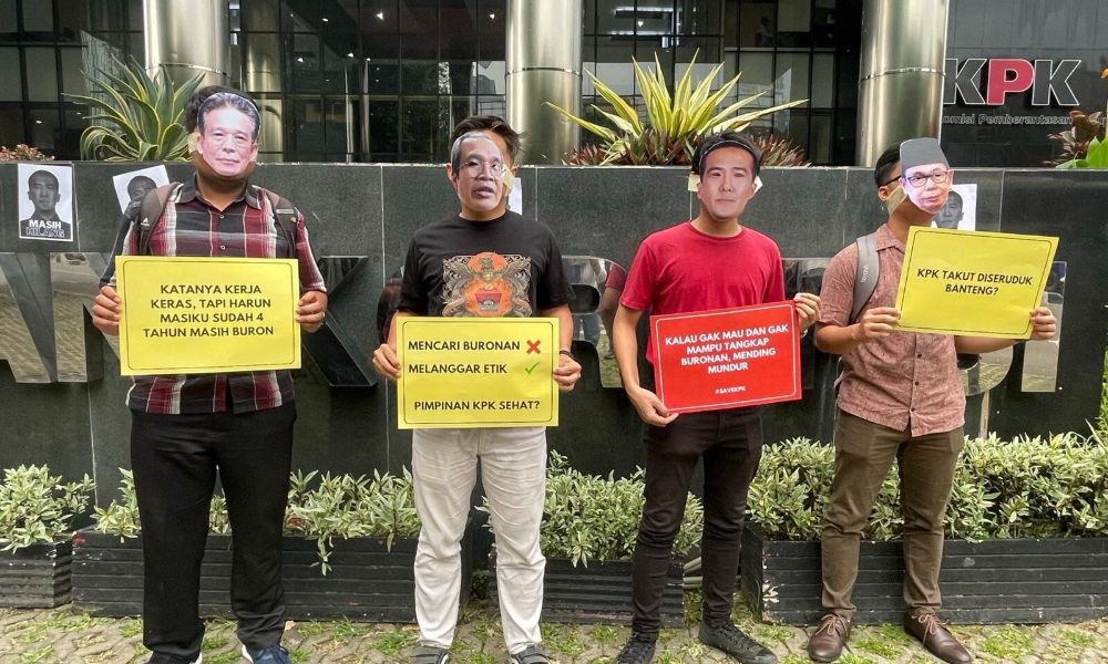 ICW Pakai Topeng Pimpinan KPK, 'Rayakan' 4 Tahun Harun Masiku Buron