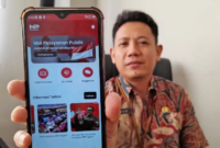 Koordinator Pelayanan Terpadu Satu Pintu DPMPTSP Sragen Ilham Kurniawan menunjukkan aplikasi MPP Digital yang dapat diakses lewat ponsel. Foto: Solo Pos