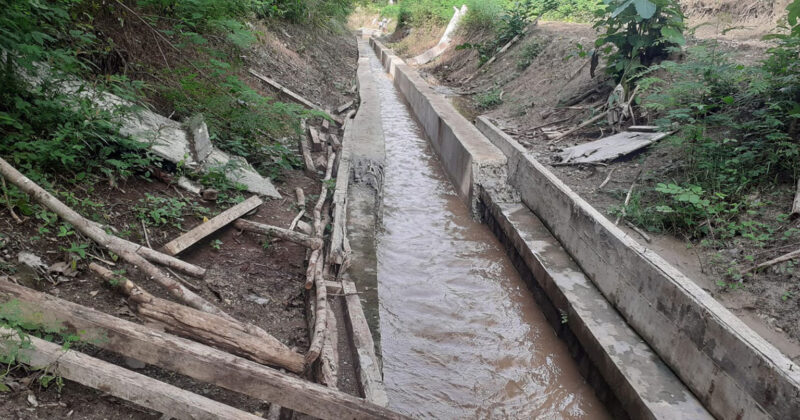 Kondisi pengerjaan proyek rehabilitasi irigasi Wae Dongkong, di Desa Compang Longgo, Kecamatan Komodo, Kabupaten Manggarai Barat. Foto: Fons Abun/Tajukflores.com
