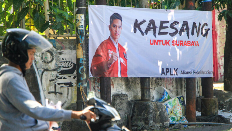 Baliho foto Ketua Umum PSI di di Kota Surabaya. Foto: Disway
