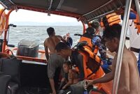Speedboat Sea Zaydan menyelamatkan keempat nelayan yang kapalnya tenggelam akibat dihantam ombak di Perairan Selat Lintah Pulau Padar, pada Minggu (30/6/2024) siang. Foto: Tajukflores.com/Basarnas Maumere
