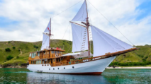 kapal pinisi labuan bajo komodo, cuaca buruk, kapal wisata, pulau komodo