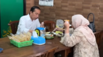 Jokowi membagikan momen kegiatan pertamanya setelah pensiun, yaitu sarapan bersama Iriana Jokowi.