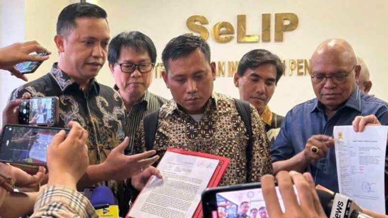 Staf Sekjen PDIP Hasto Kristiyanto, Kusnadi (tengah) ditemani Koordinator TPDI dan Advokat Perekat Nusantara Petrus Selestinus melaporkan dugaan tindakan kesewenang-wenangan penyidik KPK ke Komnas HAM di Jakarta, Rabu (12/6/2024).  Foto: Tribun

