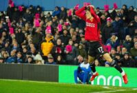 Selebrasi Alejandro Garnacho usai mencetak gol salto dalam laga Premier League Everton vs Manchester United, Minggu (26/11/2023). (c) AP Photo/Jon Super