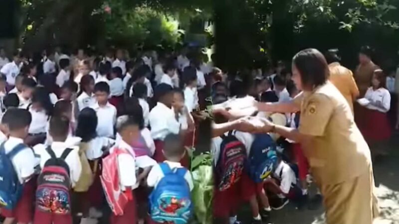 Aksi makan siang gratis untuk 145 siswa SD GMIT Oebobo, Kota Kupang. Aksi ini dilakukan oleh seorang pengusaha yang tak mau disebutkan namanya. Foto: Tajukflores.com/Instagram ntt.update
