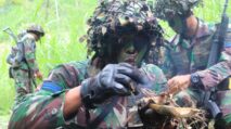 Prajurit Marinir TNI AL Berbagi Pengetahuan Bertahan Hidup di Hutan Liar saat Latma Rimpac 2024