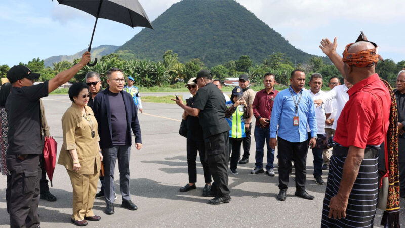 Megawati Soekarnoputri disapa dalam bahasa adat Ende Liao saat tiba di Bandara H. Aroebusman Ende (Foto: Merah Putih/ist)