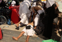 Umat Muslim dari seluruh dunia menghadapi suhu udara yang sangat panas saat mereka melakukan perjalanan ke kota suci Mekkah di Arab Saudi untuk menunaikan ibadah haji tahun yang berlangsung selama lima hari. Foto: New York Times