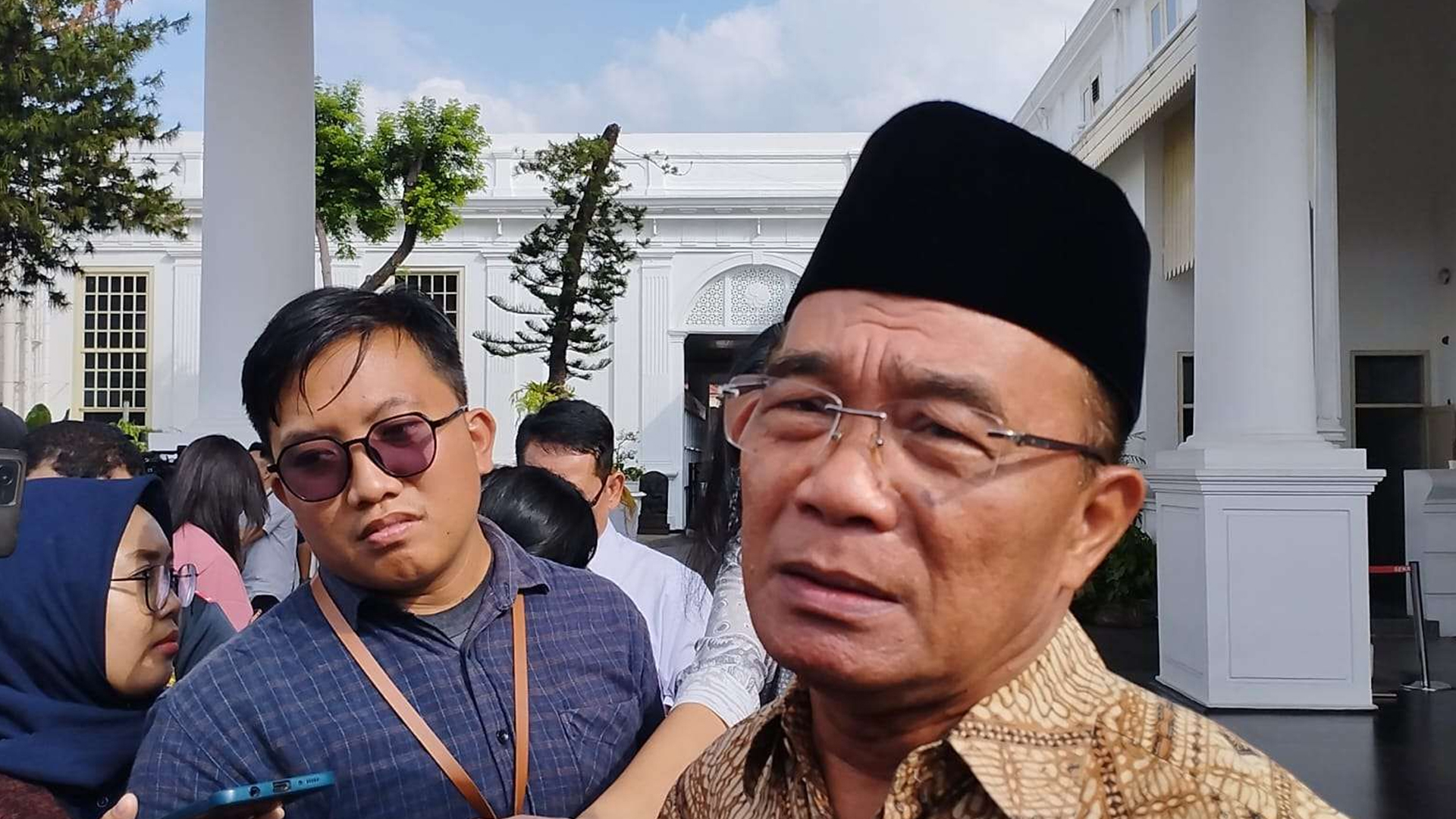 Menko PMK Sebut Korban Judi Online Bakal Masuk Data Penerima Bansos