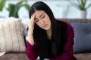 Perempuan memiliki peluang tiga hingga empat kali lebih tinggi untuk menderita migrain dibandingkan laki-laki. Foto ilustrasi