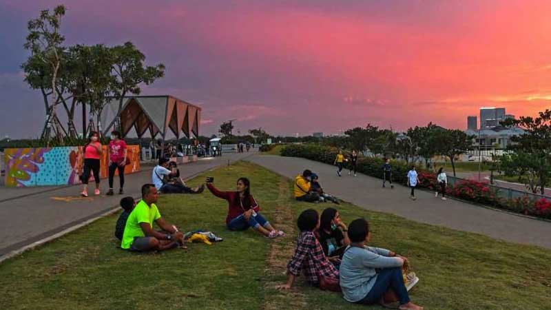 Warga menyaksikan sunset mengunjungi kawasan Pantai Maju PIK 2, Jakarta Utara. Foto: Hi Lite