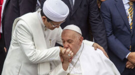 Pemimpin Gereja Katolik Dunia, Paus Fransiskus (kanan) mencium tangan Imam Besar Masjid Istiqlal Nasaruddin Umar (kiri) usai mengunjungi masjid tersebut di Jakarta pada 5 September 2024. Foto: Antara
