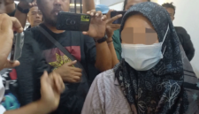 Istri Antoni, tersangka utama pembunuhan dan pengecoran pegawai koperasi di sebuah toko pakaian di Jalan KH Dahlan Blok D2 No. 1-2 Maskarebet (05/7/2024). Foto: Antara