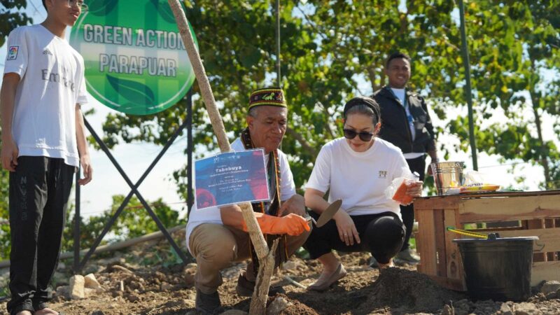 Duta besar (dubes) didampingi Dirut BPOLBF Frans Teguh melakukan aksi penghijauan dengan menanam 30 pohon Tabebuya Kuning di Kawasan Parapuar Labuan Bajo. Foto: Tajukflores.com/BPOLBF
