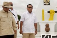 Prabowo Subianto (kiri) bersama Ketua Komisi V DPR RI Fary Djemi Francis (kanan) saat berziarah ke taman makam pahlawan Seroja di Atambua, Kabupaten Belu, NTT Kamis, (27/12/18). Foto: Antara