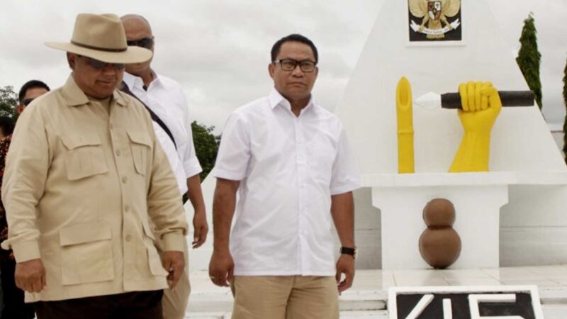 Prabowo Subianto (kiri) bersama Ketua Komisi V DPR RI Fary Djemi Francis (kanan) saat berziarah ke taman makam pahlawan Seroja di Atambua, Kabupaten Belu, NTT Kamis, (27/12/18). Foto: Antara