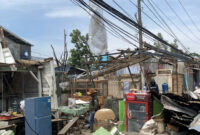 Kondisi bangunan di sepanjang Jalan Raya Bandung-Garut tampak mengalami kerusakan berat akibat terjangan angin puting beliung di Kabupaten Sumedang, Jawa Barat, Kamis (22/2/2024). Foto: Antara