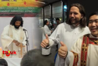 Kolase foto Diakon Viknesh dan pastor misionaris asal Monako, Wiil Conquer, MEP yang wajahnya mirip Yesus. (Tajukflores.com)