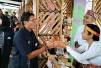 Menteri Pariwisata dan Ekonomi Kreatif Sandiaga Salahuddin Uno membeli kopi Manggarai, Nusa Tenggara Timur (NTT) saat menghadiri pameran produk kreatif dalam ajang Apresiasi Kreasi Indonesia (AKI) di Plaza Marina Komodo, Labuan Bajo, Manggarai Barat, NTT, Kamis (8/8/2024). Foto: Tajukflores.com/Istimewa