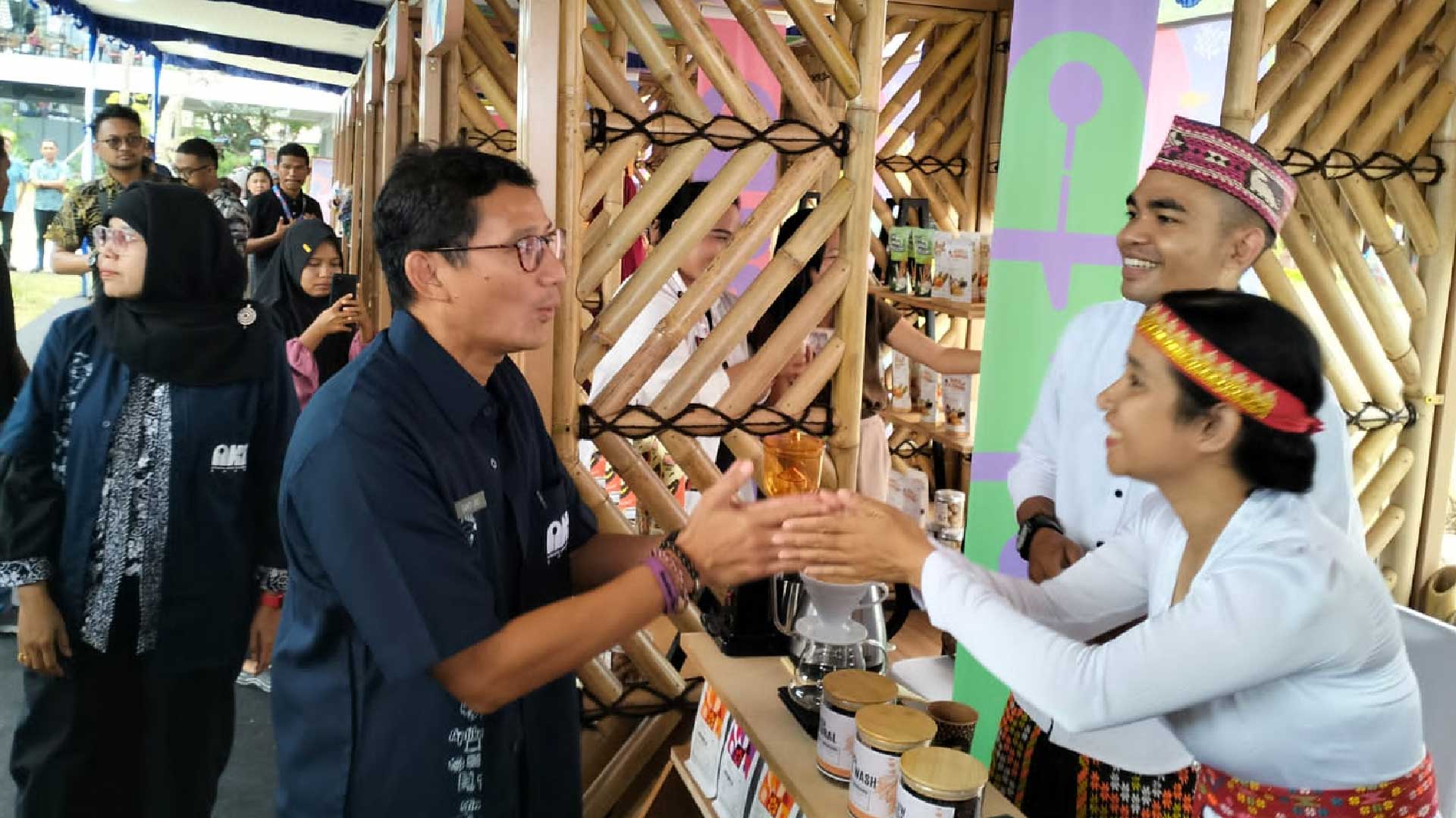 Dukung Produk Lokal, Sandiaga Borong Kopi Manggarai di AKI Labuan Bajo, Menparekraf, Investasi Labuan Bajo