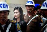 Aktris Sandra Dewi keluar dari pintu Kejaksaan Agung (Kejagung), Jakarta, setelah menjalani pemeriksaan terkait kasus korupsi timah, Rabu (15/5/2024). Foto: Kompas.id