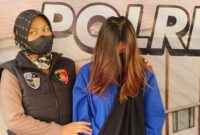 Selebgram berinisial CN (19) digiring petugas kepolisian Polresta Bogor Kota usai ditangkap karena mempromosikan situs judi daring di akun Instagramnya, Bogor, Jawa Barat, Rabu (26/6/2024). Foto: Istimewa
