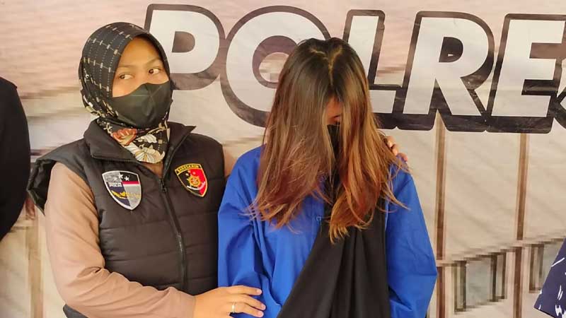 Selebgram berinisial CN (19) digiring petugas kepolisian Polresta Bogor Kota usai ditangkap karena mempromosikan situs judi daring di akun Instagramnya, Bogor, Jawa Barat, Rabu (26/6/2024). Foto: Istimewa