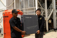 Petugas memasang Starlink Flat High Performance Kit di IKN, Jumat (17/5/2024). Perangkat ini merupakan bantuan dari Tony Blair Institute. Foto: Kompas.id