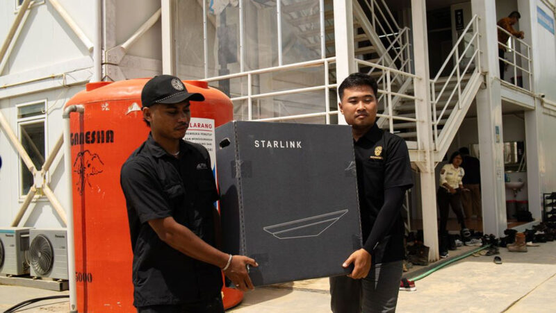 Petugas memasang Starlink Flat High Performance Kit di IKN, Jumat (17/5/2024). Perangkat ini merupakan bantuan dari Tony Blair Institute. Foto: Kompas.id