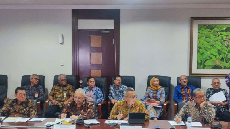 Direktur Sistem Manajemen Investasi Direktorat Jenderal Perbendaharaan (DJPb) Kemenkeu Saiful Islam (kedua dari kanan) bersama pemerintah dan pihak terkait saat melakukan konferensi pers terkait Tapera di Kantor Staf Kepresidenan Jakarta, Jumat (31/5/2024). Foto: RRI