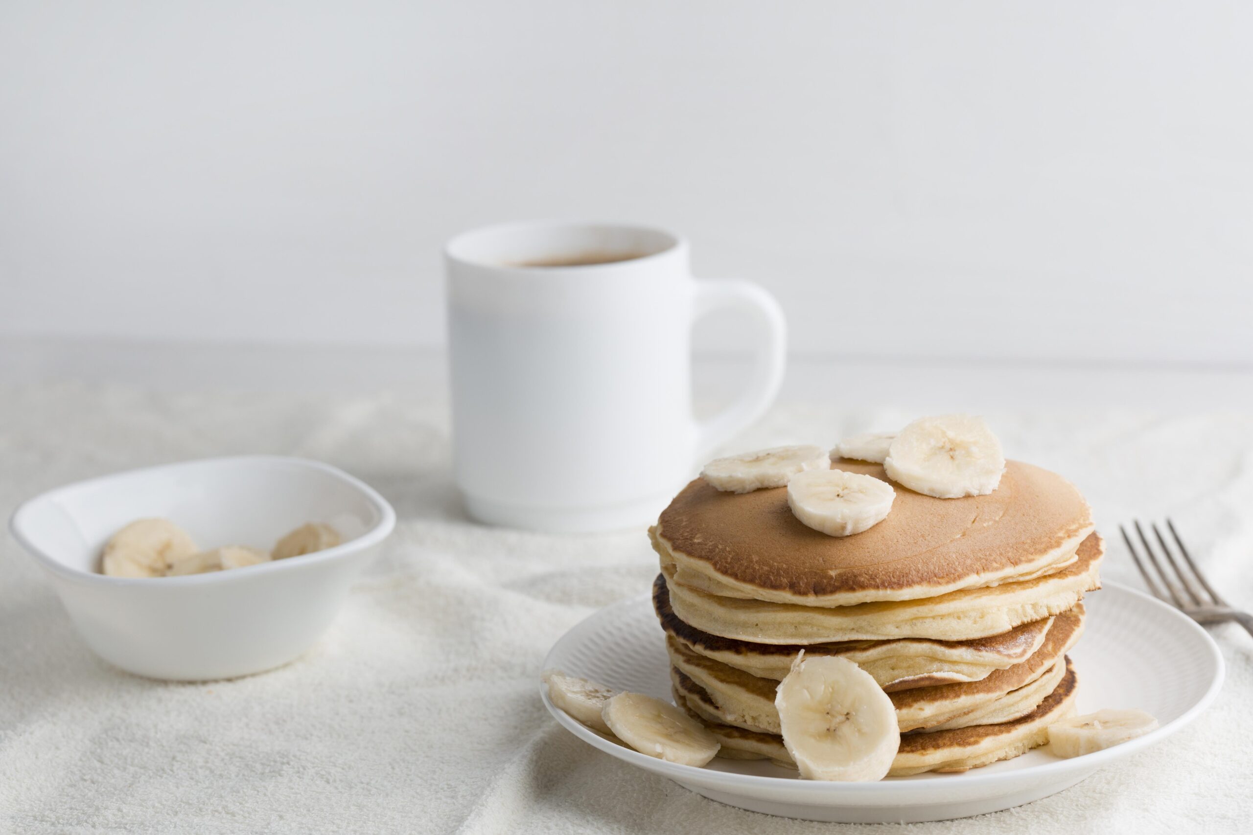 memanjakan lidah dan menyenangkan keluarga adalah dengan membuat "Pancake Buah Beraroma Vanilla