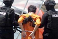Anggota Densus 88 Antiteror Polri menggiring seorang terduga teroris, Kamis (18/3/2021). Foto: Ilustrasi/Antara