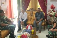 Wakil Bupati Sigi Samuel Yansen Pongi (kedua kiri) saat menerima kunjungan Danlanud Sultan Hasanuddin Makassar Marsekal Pertama TNI Bonang Bayuaji (kiri) di kediaman Wakil Bupati Sigi, di Palu, Sabtu (13/7/2024). Foto: Antara
