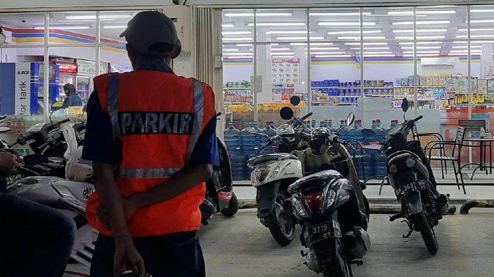 Kerahkan Satpol PP, Pemprov DKI Tertibkan Juru Parkir Liar di Minimarket