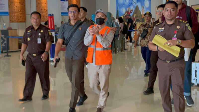 Tim Kejari Manggarai Barat menangkap buronan kasus korupsi tanah, Afrizal alias Unyil, di Bandara Internasional Komodo pada Selasa (9/7/2024). Penangkapan ini merupakan hasil kerja sama antara Kejaksaan Negeri Manggarai Barat, UPBU Komodo Labuan Bajo, TNI, dan Polri. Foto: Tajukflores.com/Istimewa