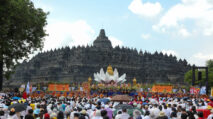 Tradisi Unik Perayaan Waisak di Indonesia: Dari Festival Lampion Hingga Upacara Bathing the Buddha